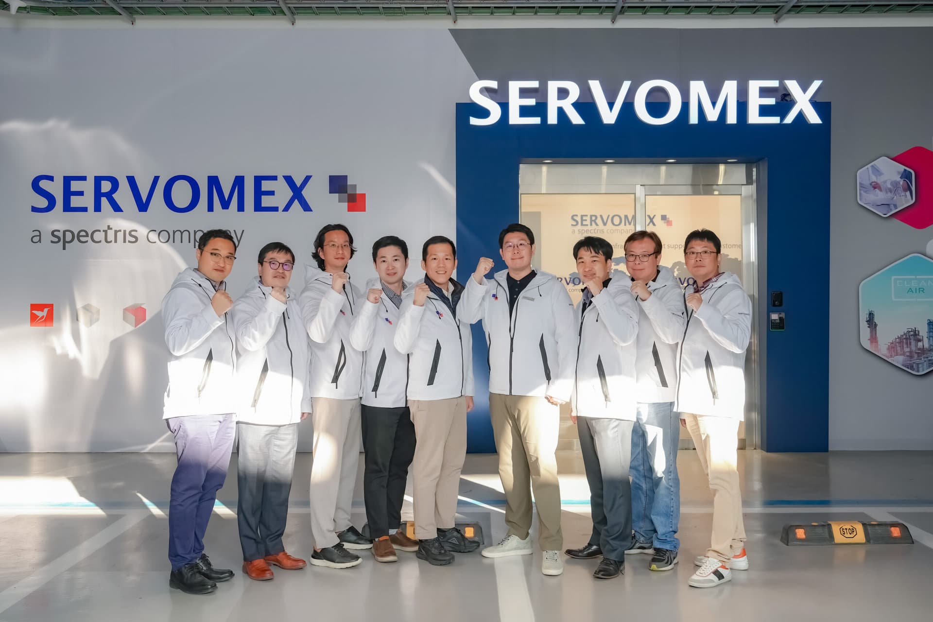 Image of Servomex's Korean team, showcasing their expertise in manufacturing servomotors.