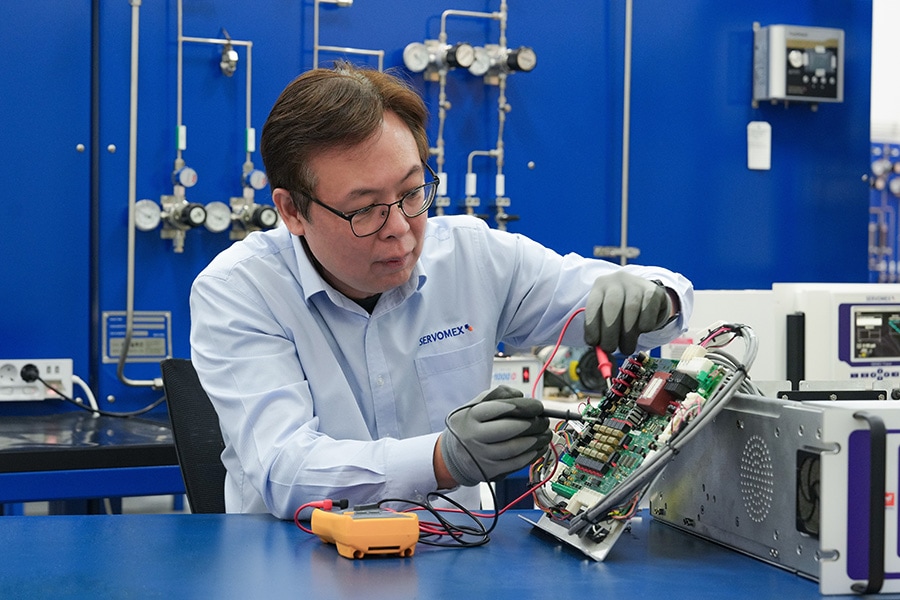 Servomex technician working on the components of a MonoExact DF310E