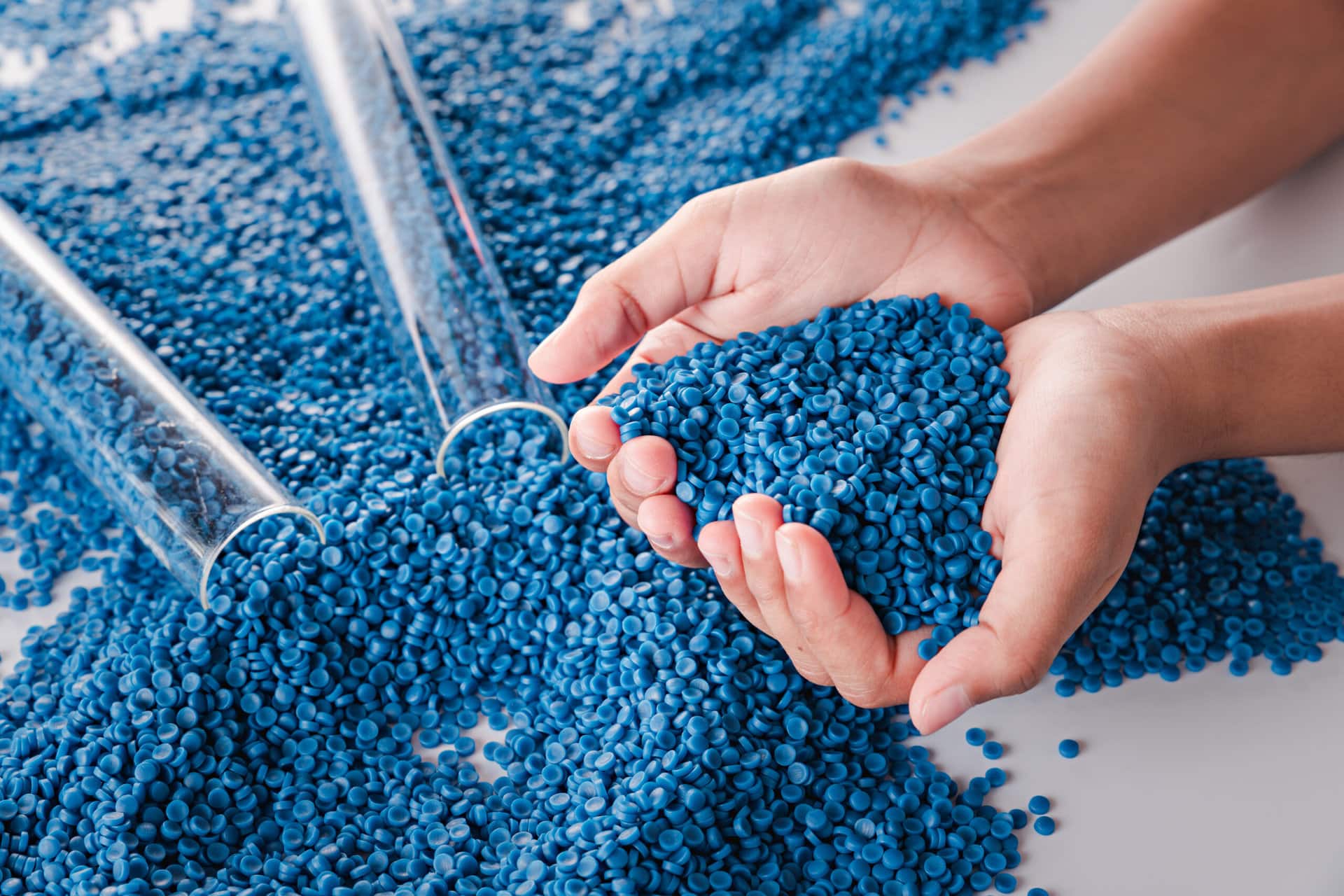 White plastic grain, plastic polymer granules,hand hold Polymer pellets, Raw materials for making water pipes, Plastics from petrochemicals and compound extrusion, resin from plant polyethylene.